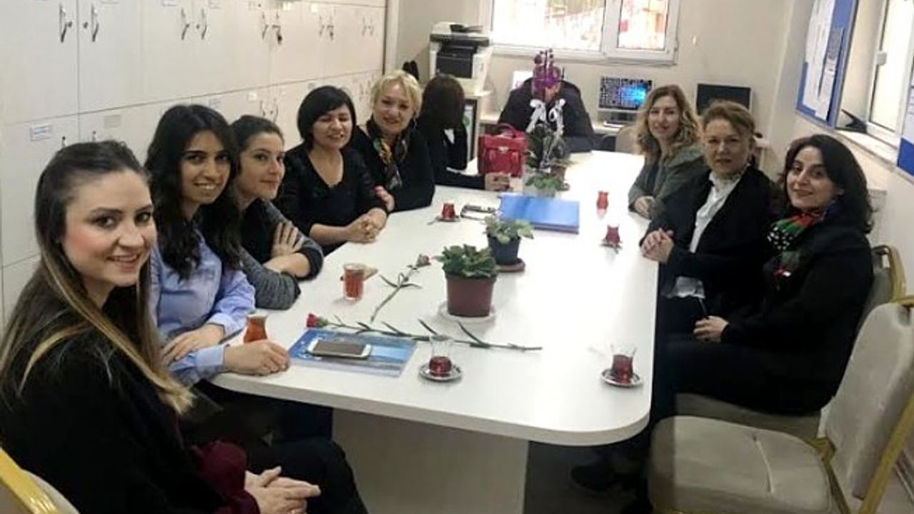 CHP Sarıyer’den okullara Öğretmenler Günü çıkarması