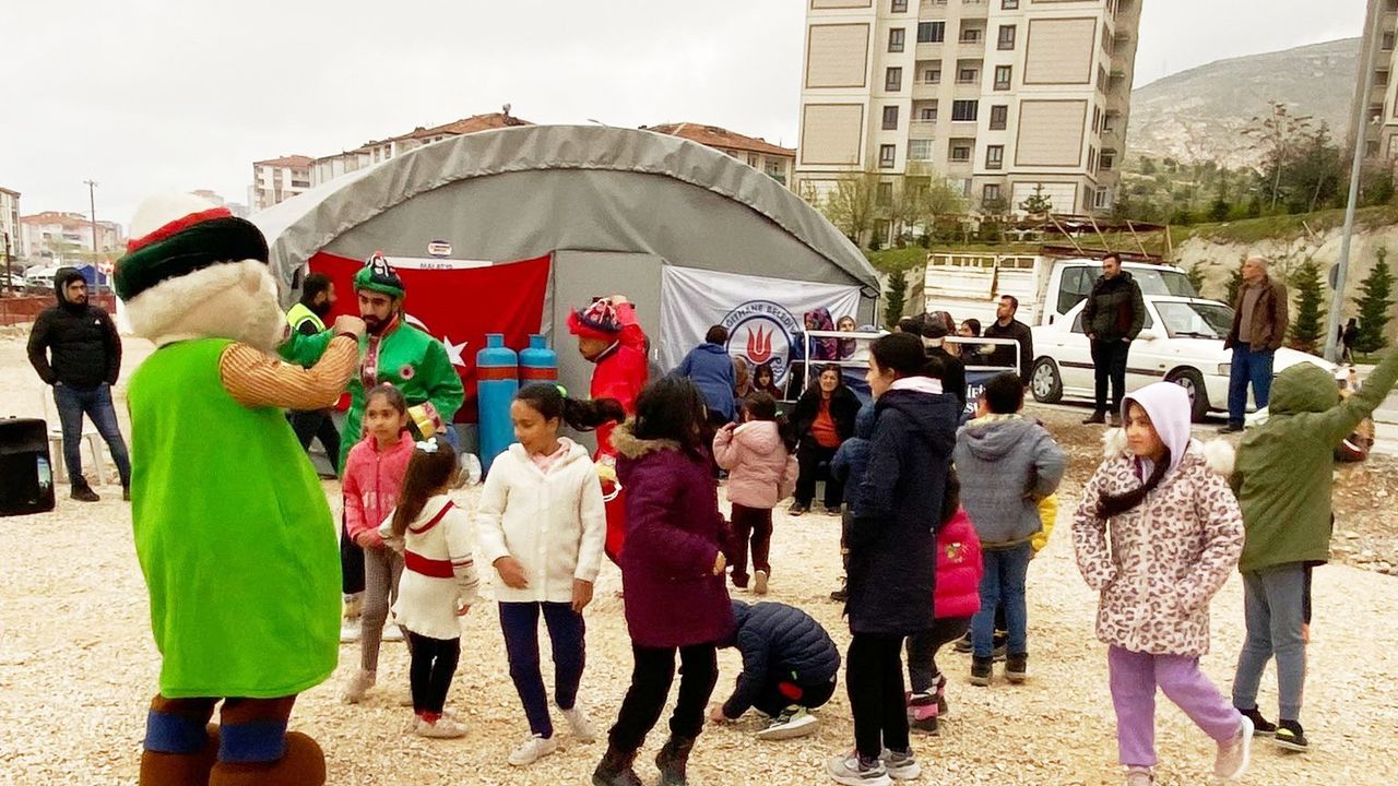 Deprem bölgesindeki çocuklara özel etkinlikler düzenleniyor