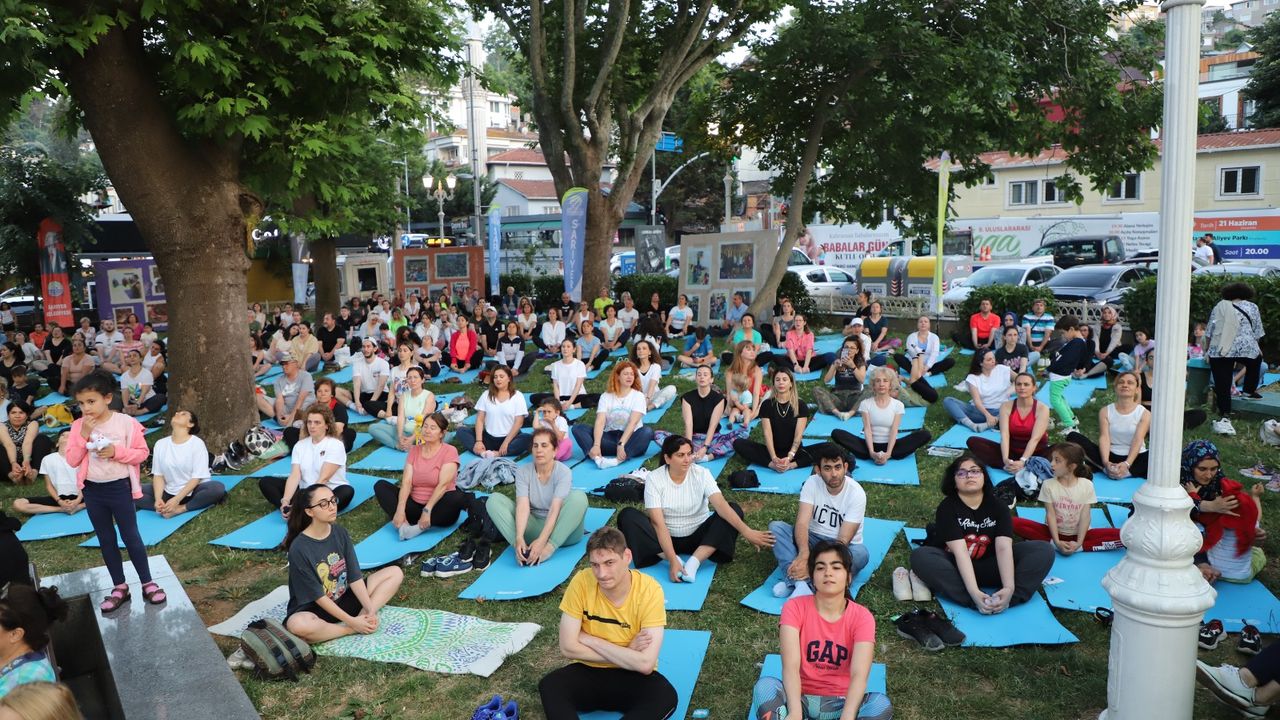 Yoga tutkunları Kireçburnu’nda buluştu
