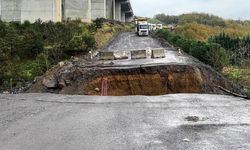 Sarıyer Kilyos'ta yol çöktü, iki araç dereye uçtu!