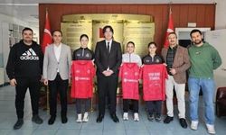 Sarıyer'in başarılı öğrencilerinden Müdür Özcanlar'a anlamlı ziyaret