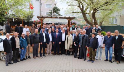 Mustafa Oktay Aksu, bayramı komşularıyla kutladı