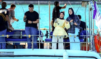 Gençler oltalarını Sarıyer'den denize attı