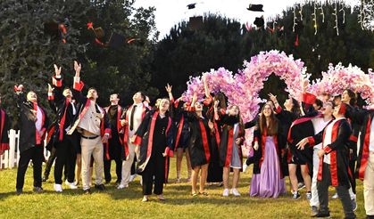 Meridyen Eğitim Kurumları'nda görkemli bir mezuniyet töreni