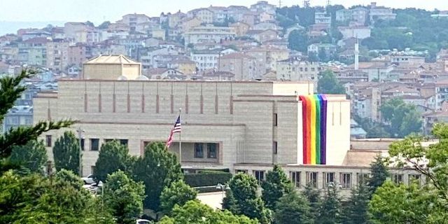 Sarıyerlilerden LGBTİ bayrağına büyük tepki