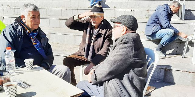 Başkan Şükrü Genç depremzedelerin yanında