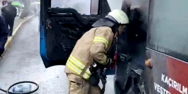 Sarıyer’de yolcu minibüsü alev alev yandı!