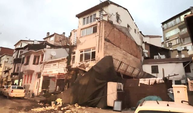 Sarıyer’de metruk binanın balkonu çöktü!