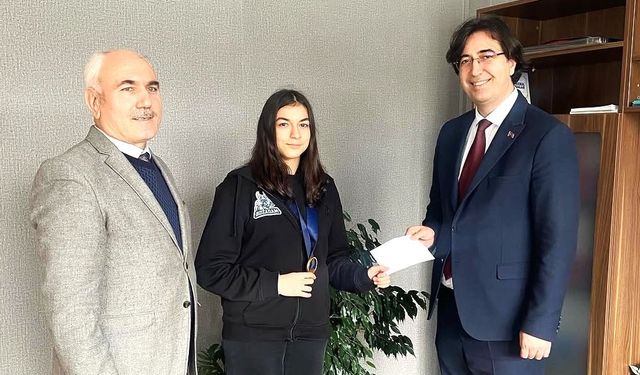 Hüseyin Özcanlar’dan genç sporcuya övgü