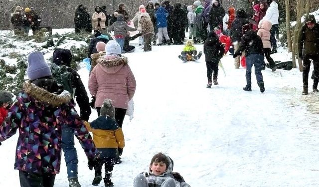 Sarıyer’de yetişkin ve çocukların kar keyfi