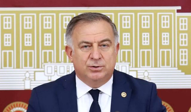 CHP’de Gökan Zeybek, göreve devam