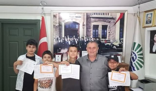 Tarabya Muhtarı, çocukların karne heyecanına ortak oldu