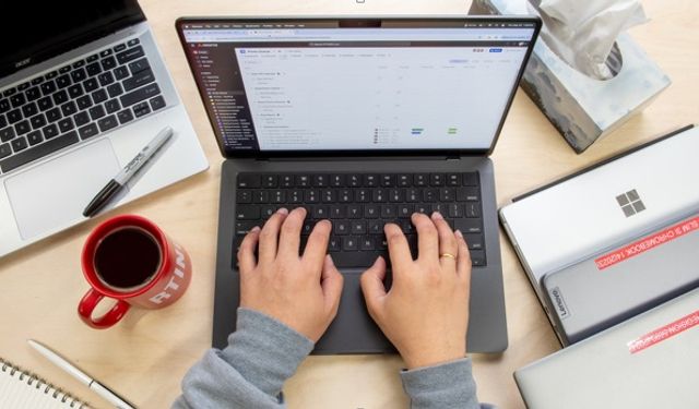 Dizüstü Bilgisayarınızı Uzaktan Çalışma ve Çevrimiçi Toplantılar İçin 8 Kolay Yolla Nasıl Optimize Edersiniz?