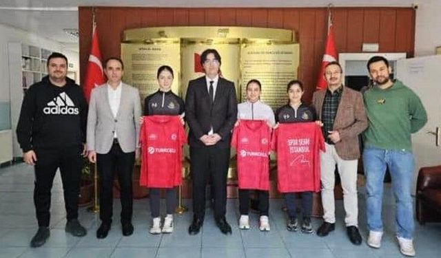 Sarıyer'in başarılı öğrencilerinden Müdür Özcanlar'a anlamlı ziyaret