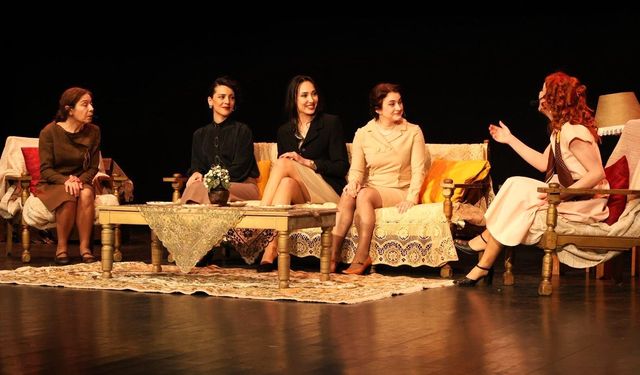 Öncü kadınları anlatan “BİRDEN BİZE” oyunu ayakta alkışlandı