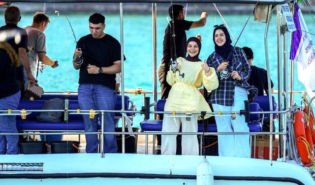 Gençler oltalarını Sarıyer'den denize attı