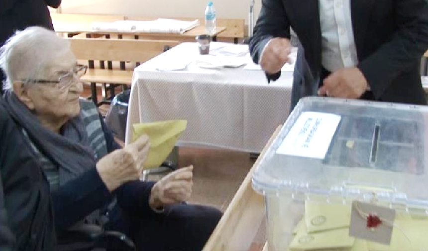 100 yaşında olan Fatma nine oyunu Sarıyer’de kullandı