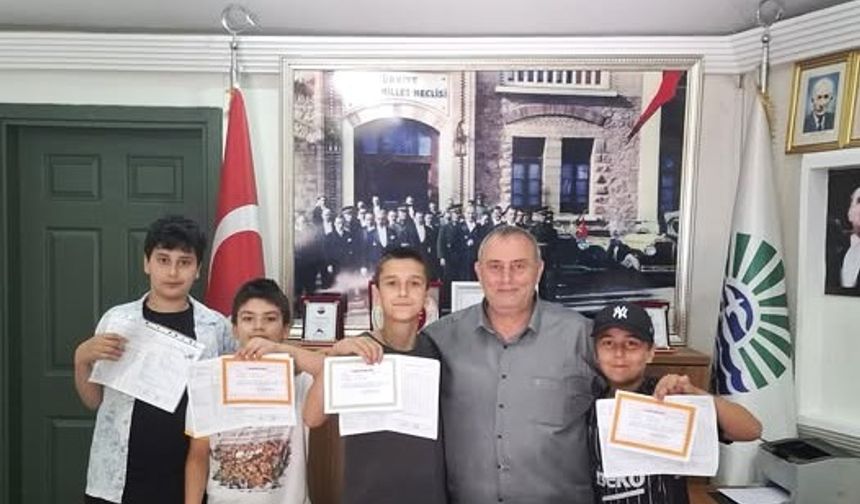 Tarabya Muhtarı, çocukların karne heyecanına ortak oldu