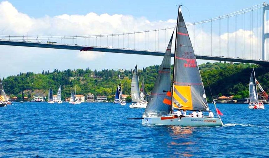 İstanbul Boğazı’nda 30 Ağustos Zaferi yelkenlerle kutlandı