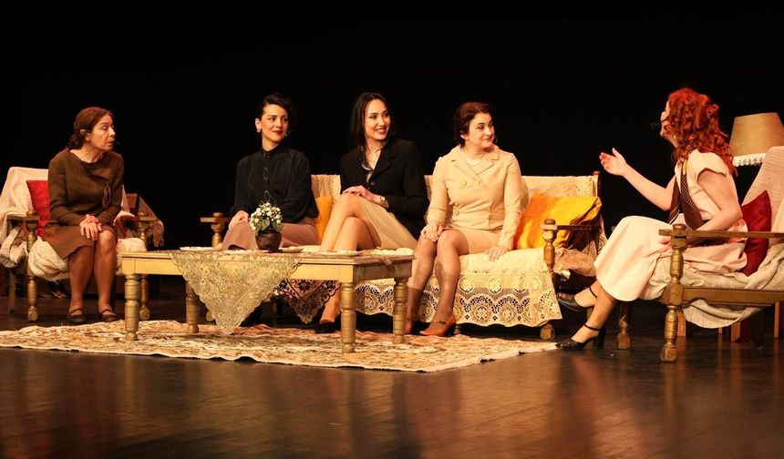 Öncü kadınları anlatan “BİRDEN BİZE” oyunu ayakta alkışlandı