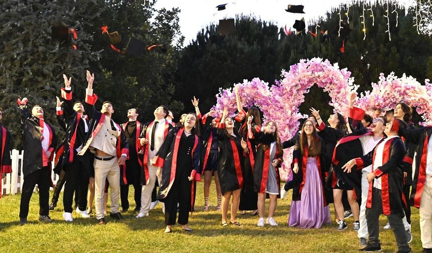 Meridyen’de unutulmaz mezuniyet gecesi