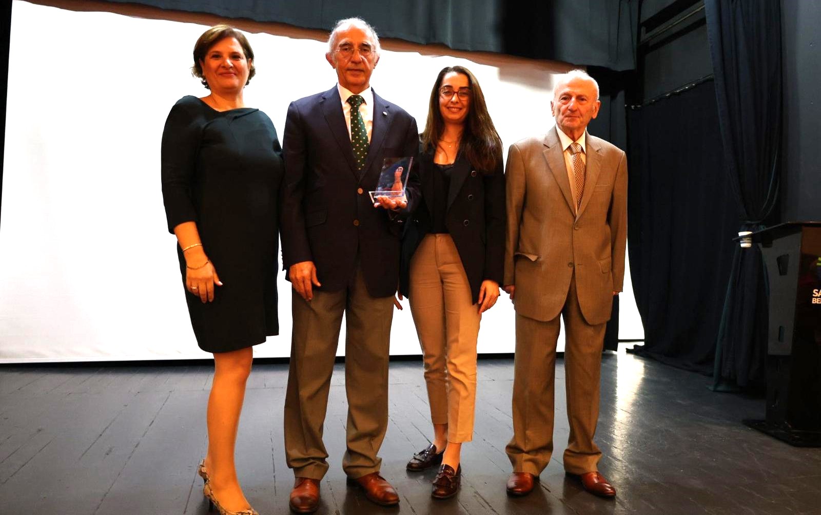 Feefd66E 9771 44E2 A808 809Dfe99230A