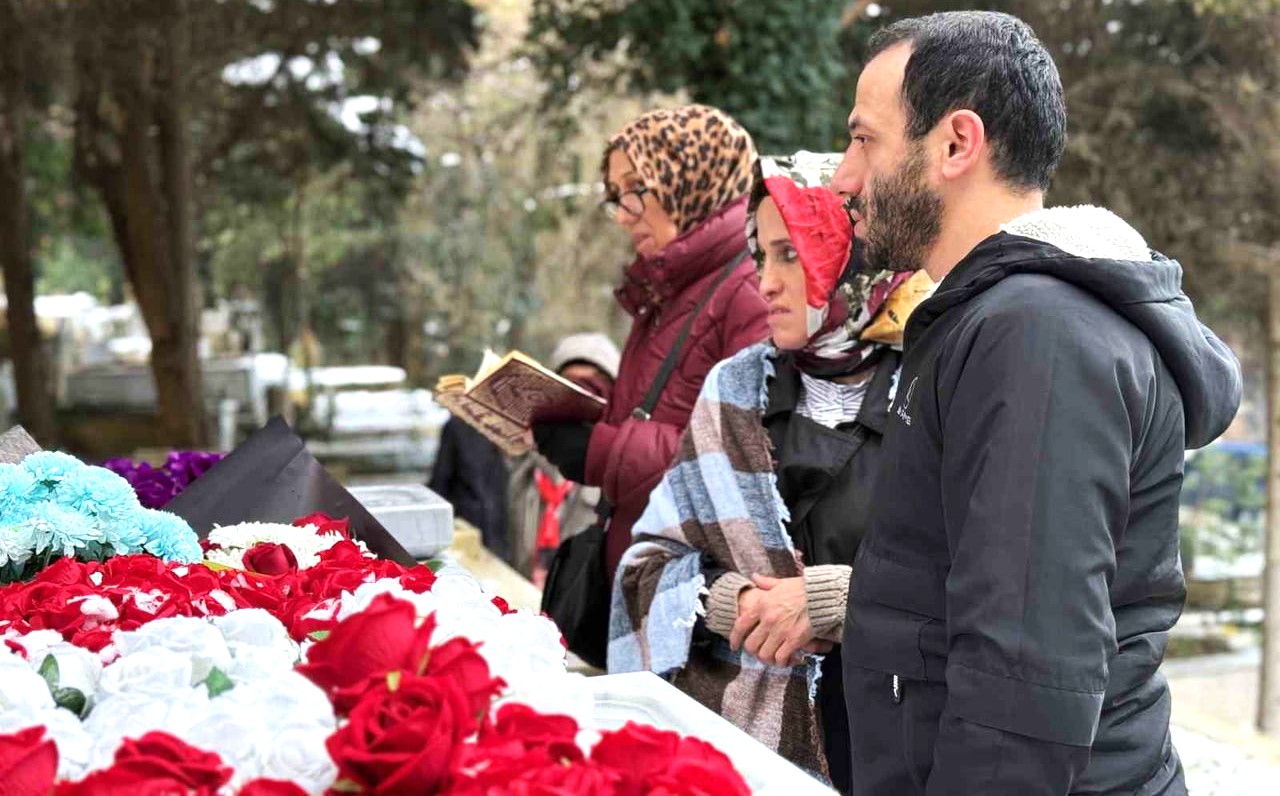 Arabesk Muziginin Usta Ismi Ferdi Tayfur Vefatinin 1 Yil Donumunde Sevenleri Tarafindan Sariyer 214284