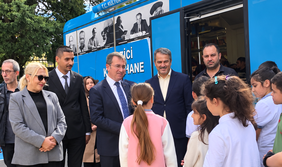 Doğal Işıkta Otobüs Ve Yolcular