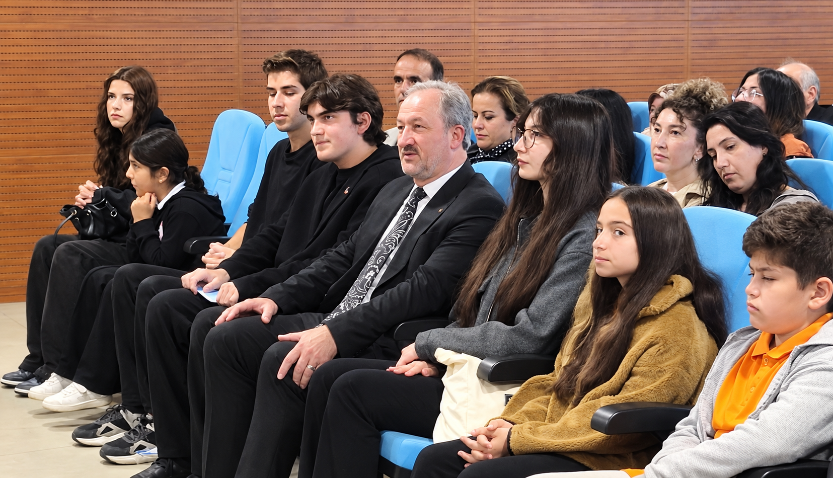 Mavi Koltuklu Salonda Belgesel Anı
