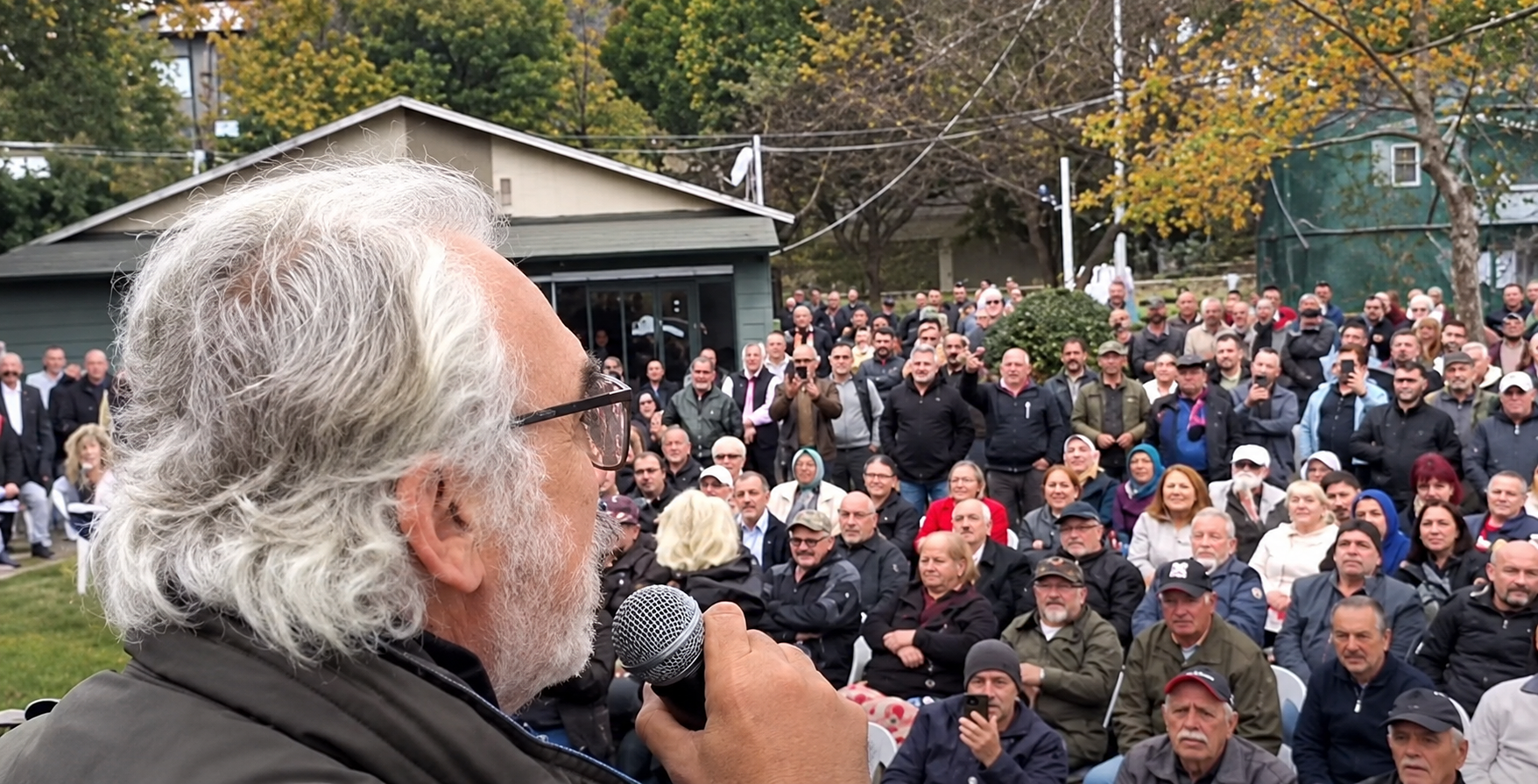 Mikrofonlu Beyaz Saçlı Adam Ve Dinleyiciler